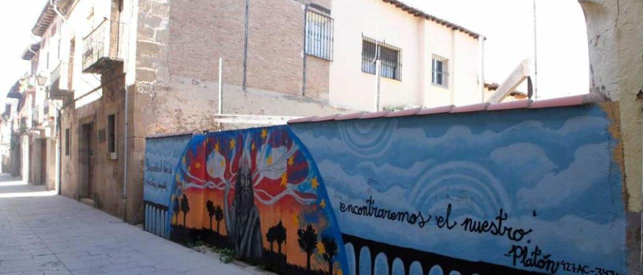 Un ejemplar de LA NUEVA ESPAÑA de ayer, sobre la mesa de una sala de la casa familiar de los Bueno en Santo Domingo de la Calzada.