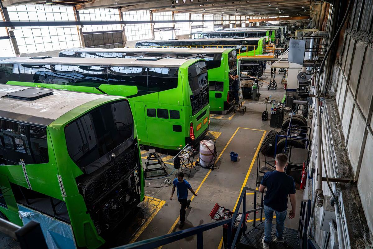 La fabricación de autobuses, autocares y microbuses en Arbúcies, en La Selva, se basa en un intrincado proceso artesanal, donde la precisión de soldadores y planchistas da forma a vehículos personalizados.