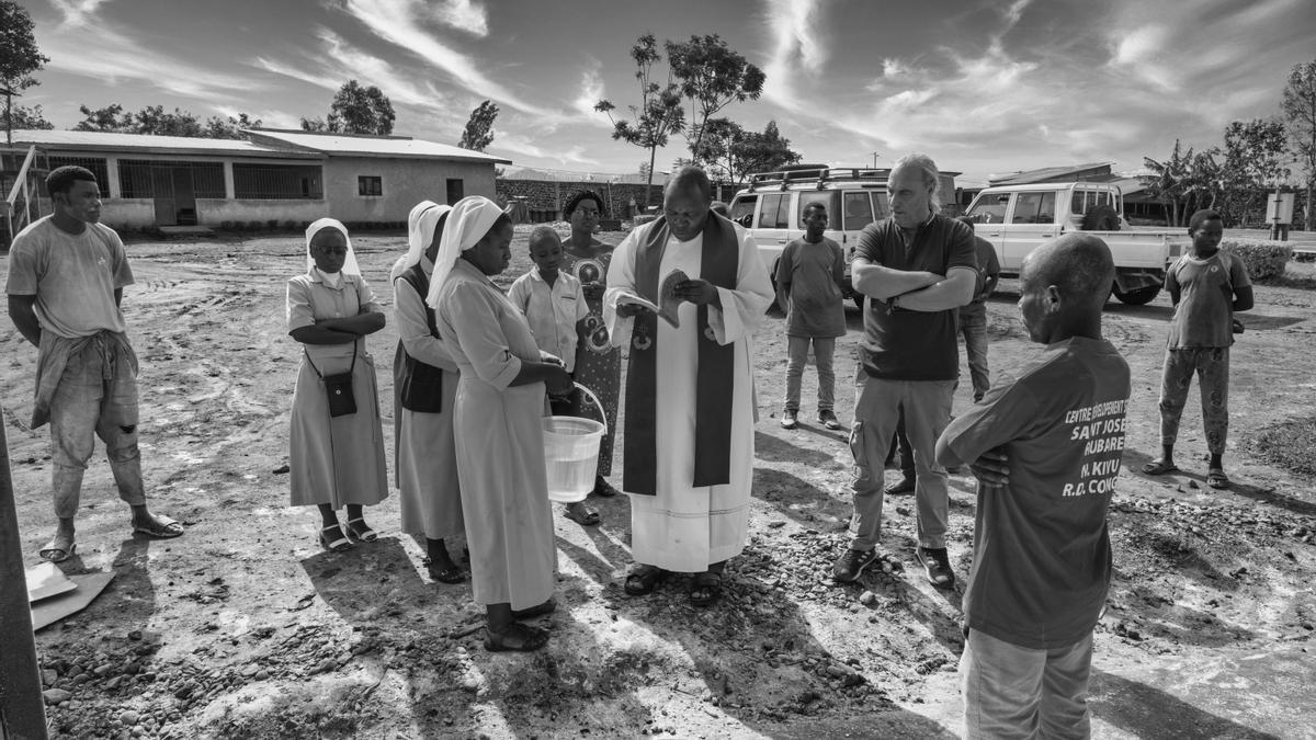 El párroco y las hermanas de San José bendicen la puesta en marcha de la harinera.