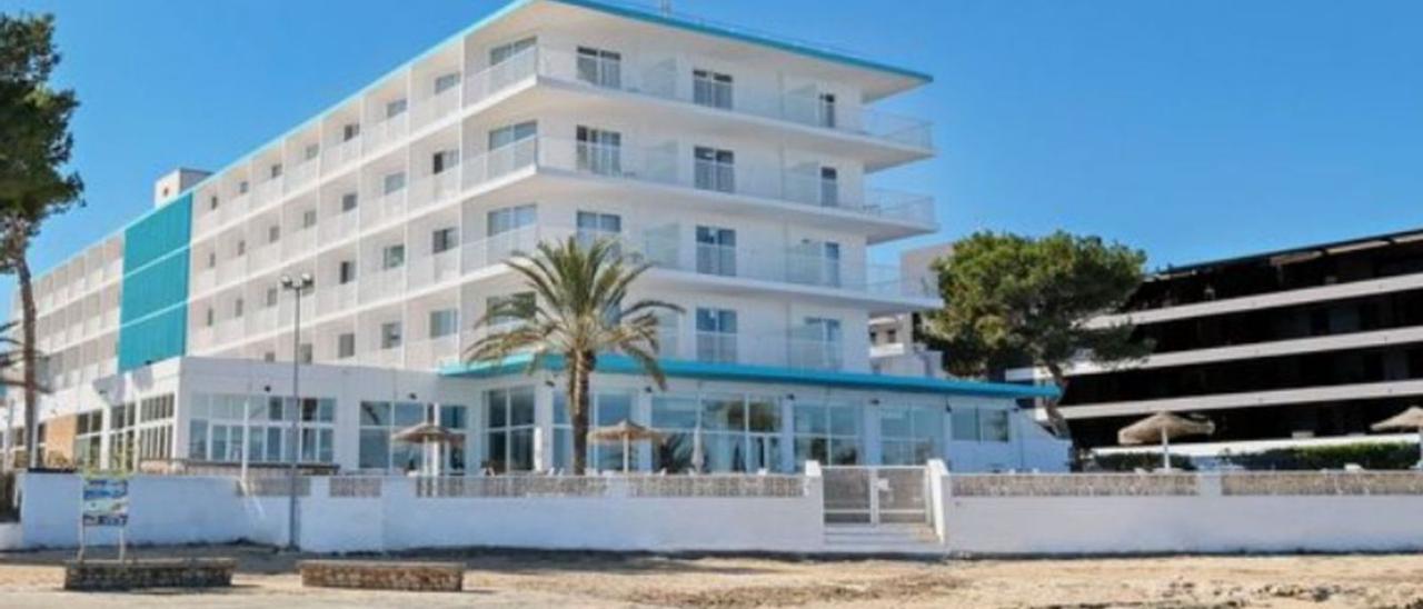 Imagen promocional del Hotel Mar Amantis, situado en la bahía de Sant Antoni. | AZULINE