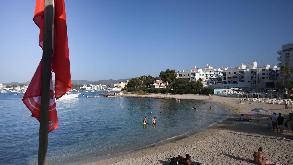 La playa de es Pinet cerrada al baño por contaminación, en una imagen de archivo