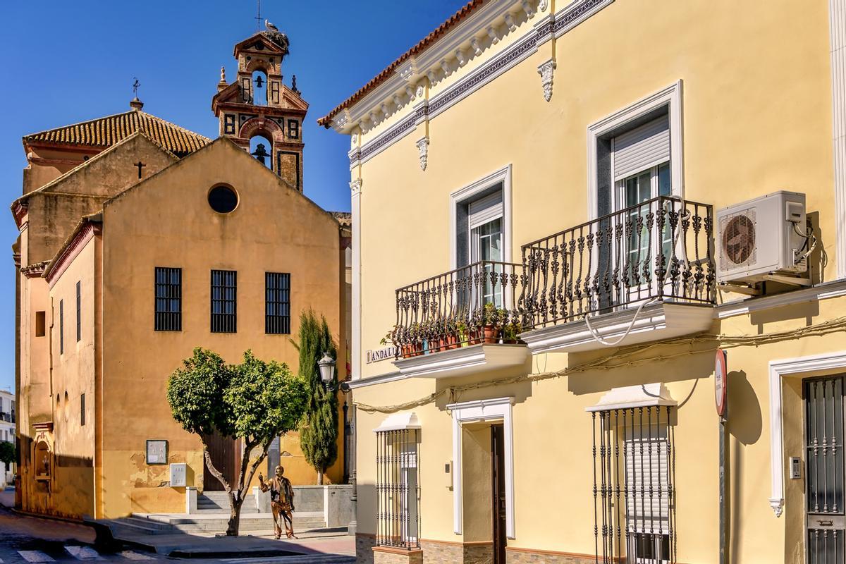 Vista del histórico convento de San Francisco en el centro de Moguer.