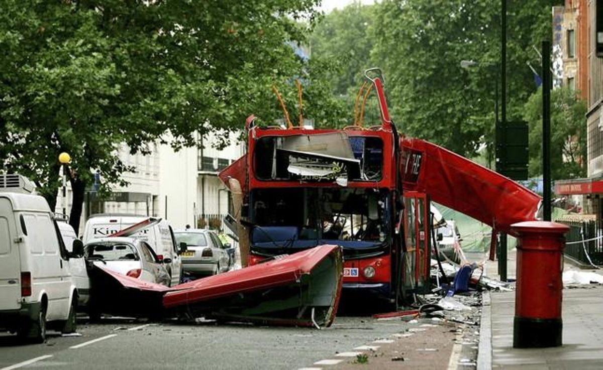 7 de juliol del 2005. Un autobús de dos pisos va resultar destruït a causa de l’atemptat perpetrat a Londres per un terrorista suïcida.