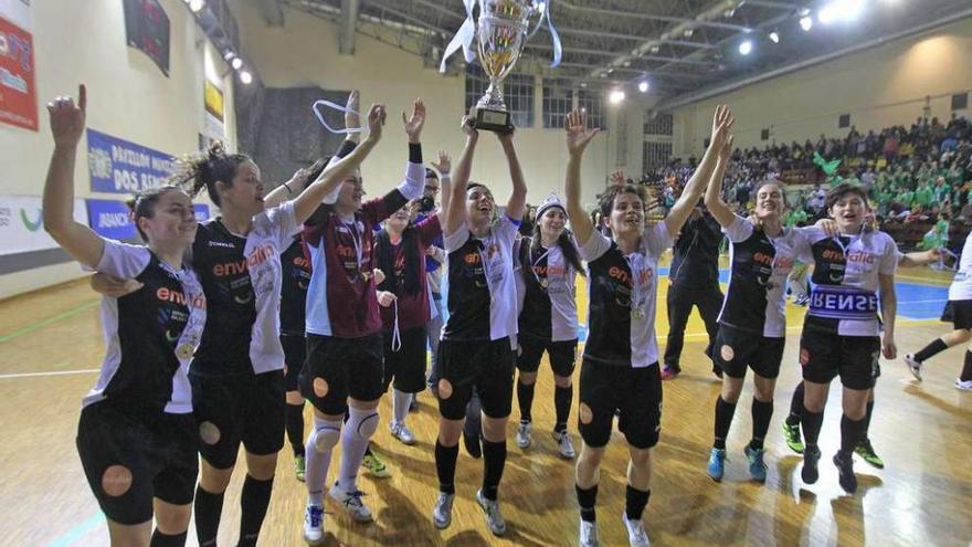 Las jugadoras del Envialia Ourense festejan con su afición el Trofeo Xunta de Galicia. // Jesús Regal