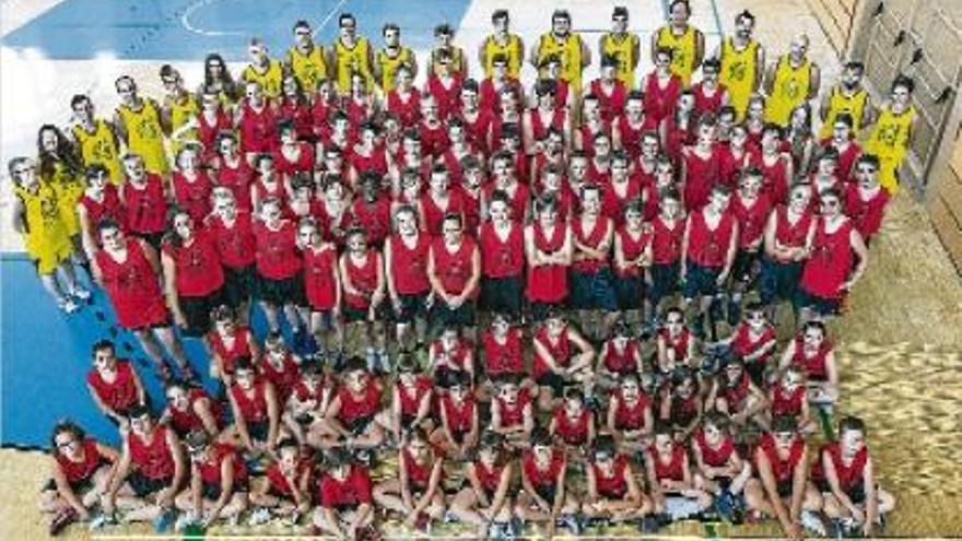 Foto de grup dels tècnics, monitors i jugadors que han participat al campus del 6 al 12 de juliol