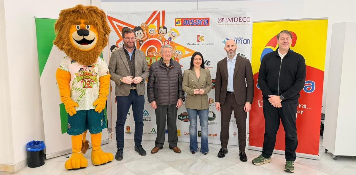 La mascota del Torneo Baby Cracks, Antonio Martín, Antonio Navarro, Cynthia Bustos, Eduardo Lucena y Ángel Lopera, en la presentación del Torneo Baby Cracks.