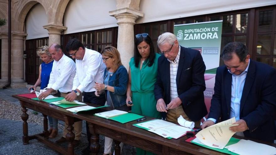 Los presidentes de cada Grupo de Acción Local, y la presidenta de la Diputación, Mayte Martín Pozo, firman los convenios.