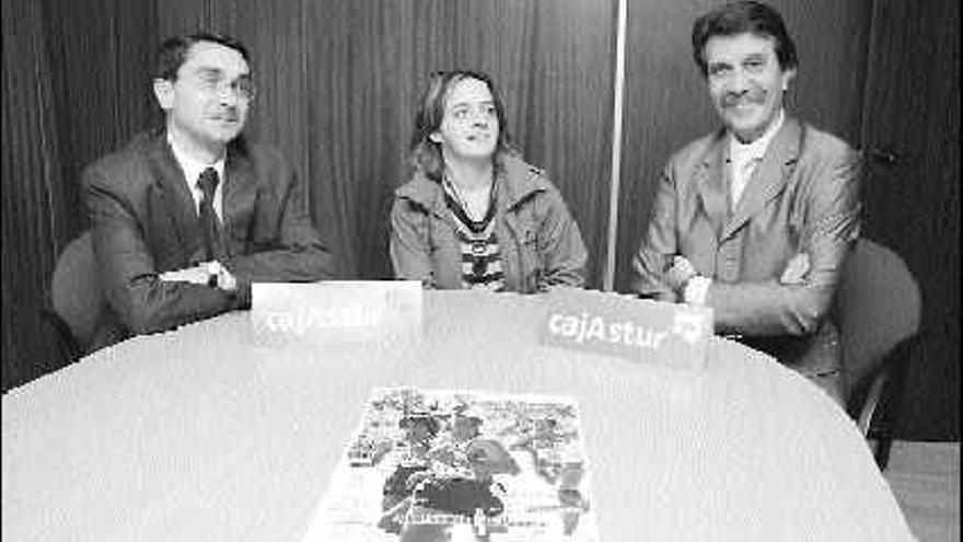 De izquierda a derecha, Laureano Calvo, Laura Rodríguez y Alejandro de Ancos, con el cartel anunciador de la carrera.