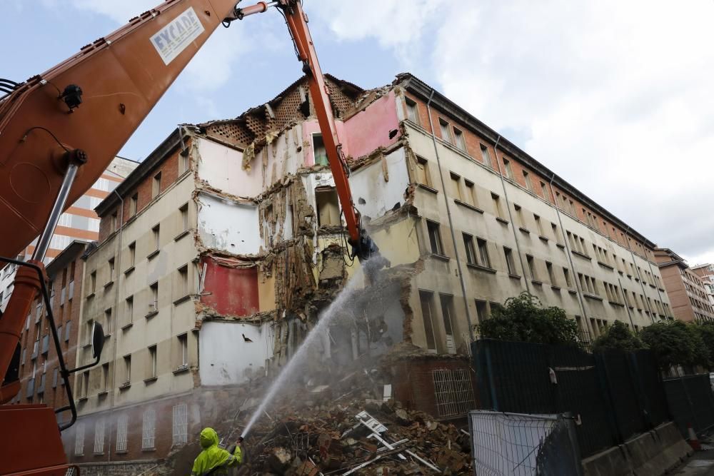 Demolición del edificio de militares de Gijón