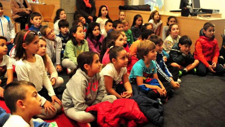 Los alumnos disfrutaron del cuentacuentos de animación a la lectura en la Biblioteca.  // Iñaki Abella