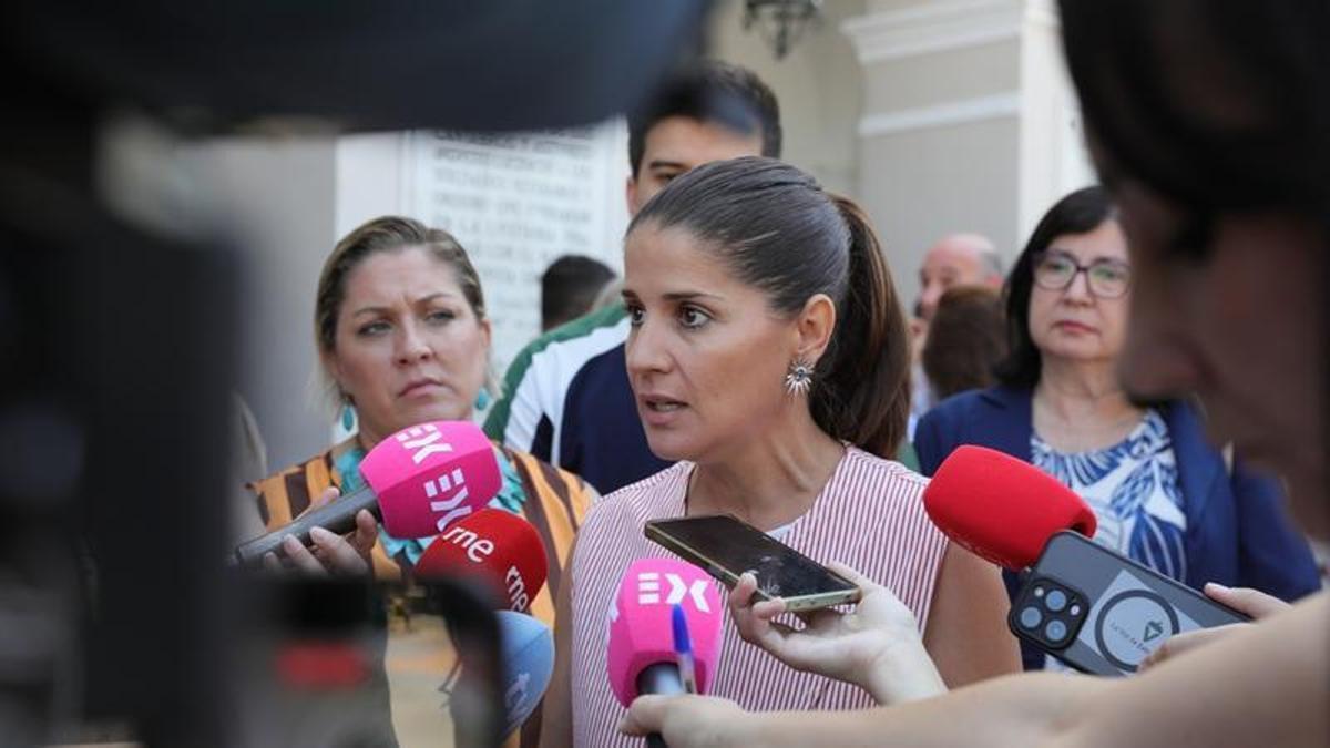 La portavoz del Grupo Parlamentario Socialista, Isabel Gil Rosiña, este lunes tras el minuto de silencio organizado por la FEMP.