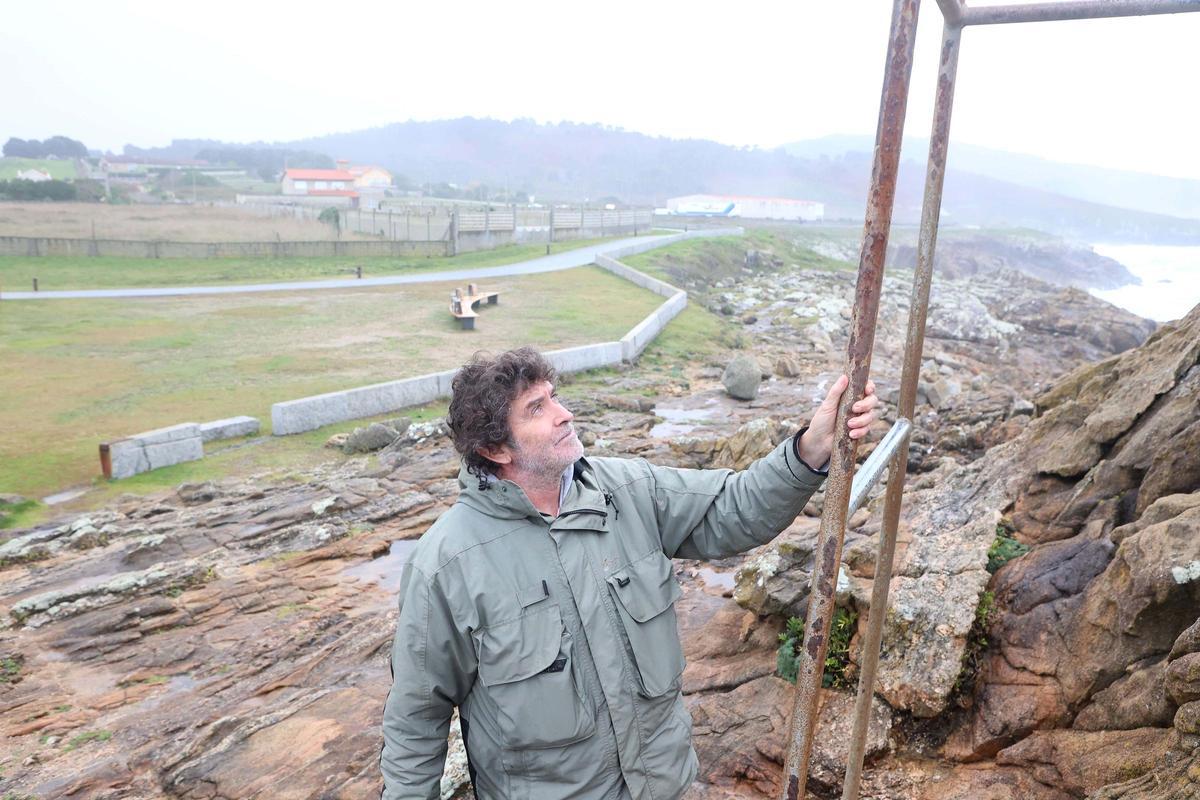 Enrique Saavedra, autor del 'mirón' gigante que divisa el Atlántico desde Arteixo
