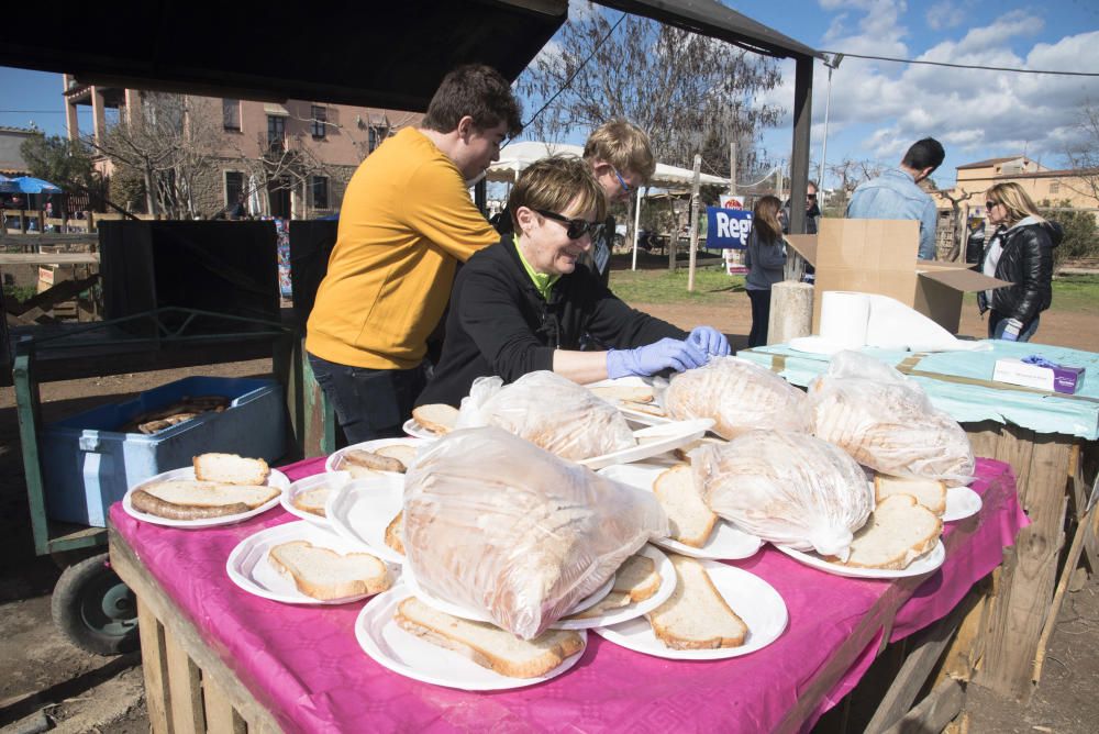 Famílies vingudes d''arreu de la Catalunya central i també de fora comparteixen àpat amb Manresa amb productes de la terra