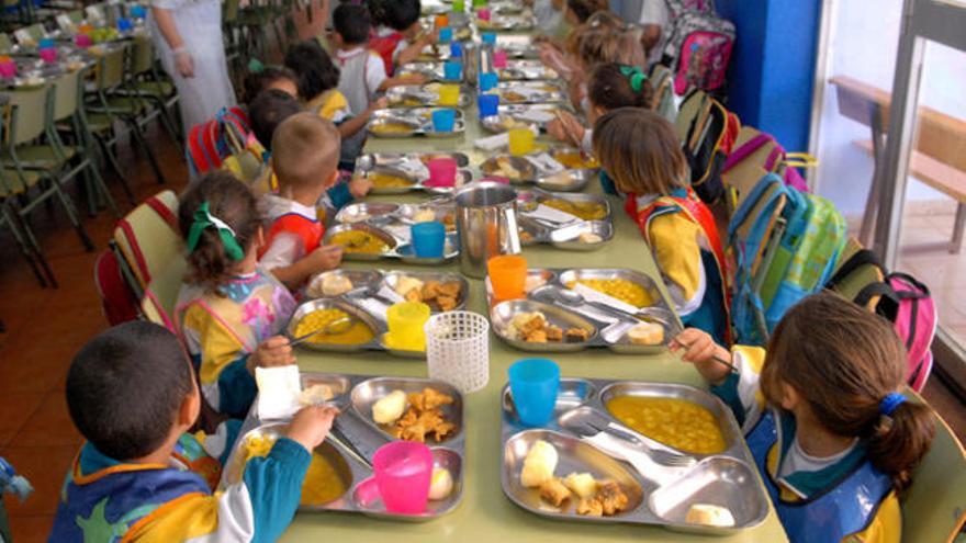 Alumnos en un comedor escolar de un centro público en la capital grancanaria.  | lp / dlp