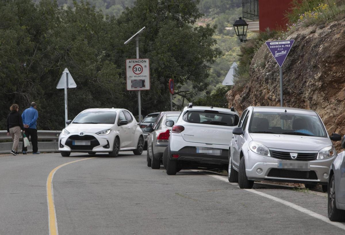 Los coches aparcados en la cuneta dificultan el tránsito.