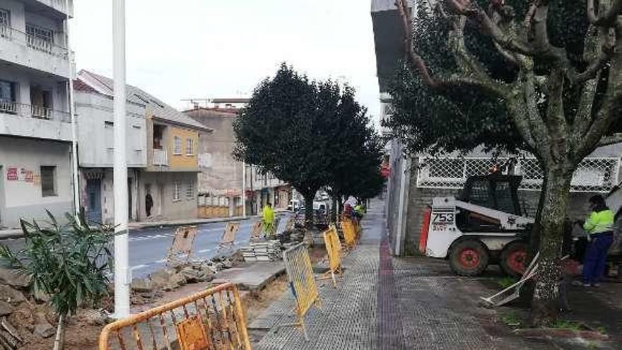 La zanja abierta en la Avenida de Marín de Bueu.