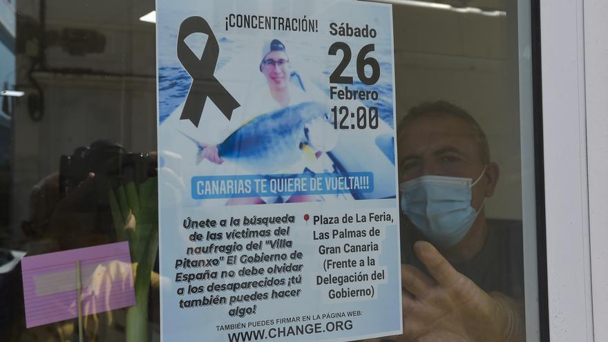 Pega de carteles para la concentración para seguir buscando al biólogo grancanario Manolín Navarro
