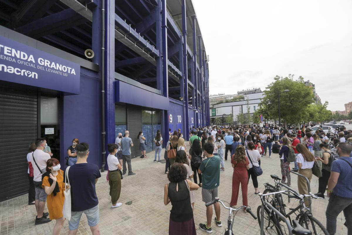 El estadio del Levante UD se convierte en una aula para 5.400 ...