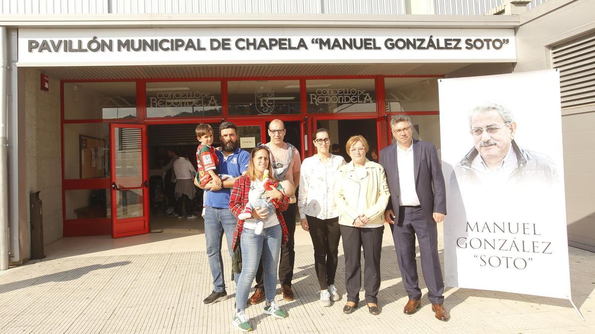 Familiares de Manuel González Soto, en el acto de bautizo del pabellón con su nombre.