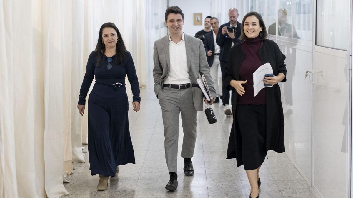 Victoria Pérez, Antonio Puente y Adriana Domínguez, ayer, en la sede de la empresa.