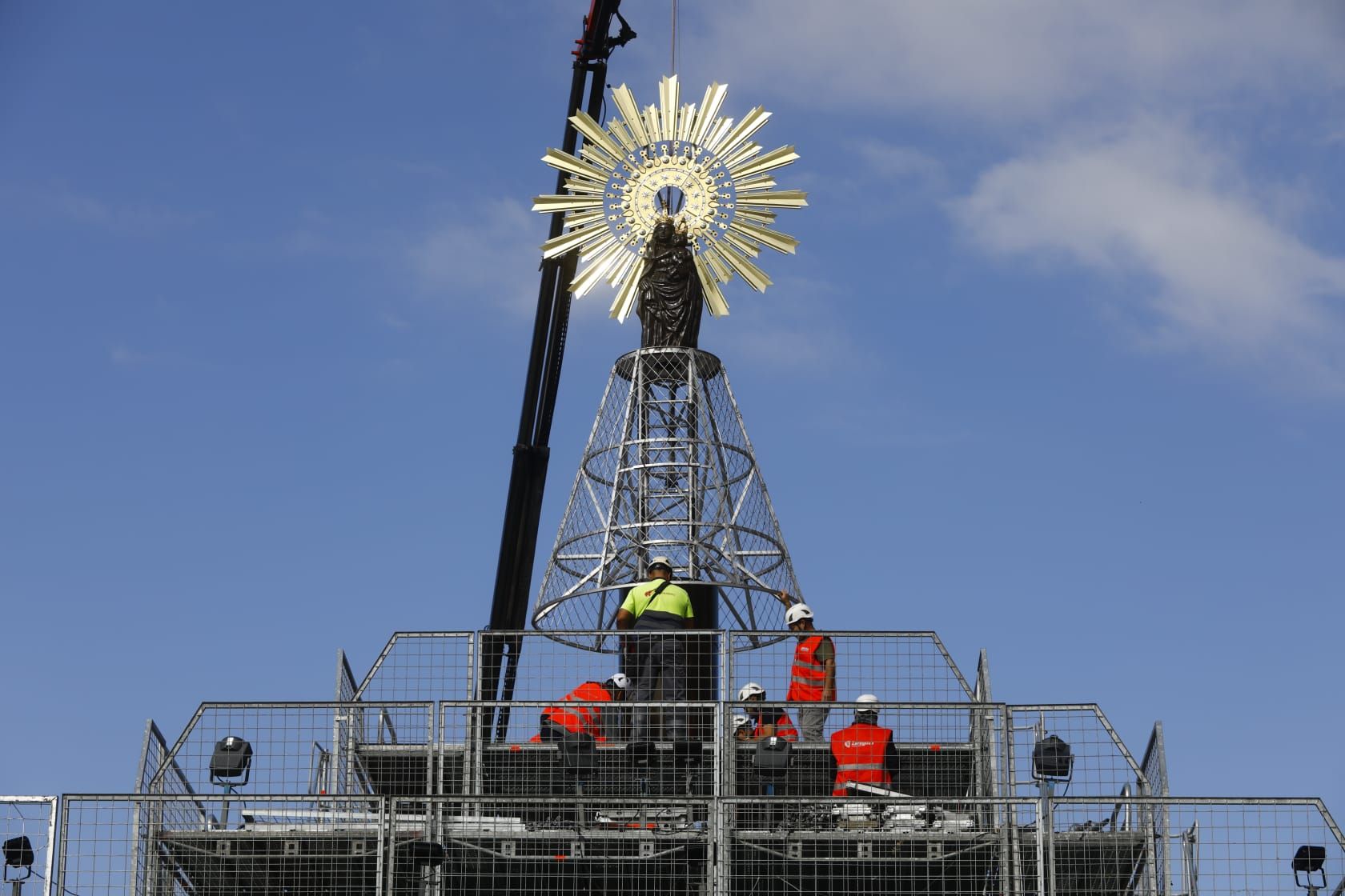 La Virgen ya preside la plaza del Pilar