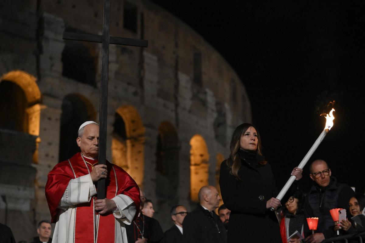Las imágenes del primer Vía Crucis del pontificado del Papa León XIV.