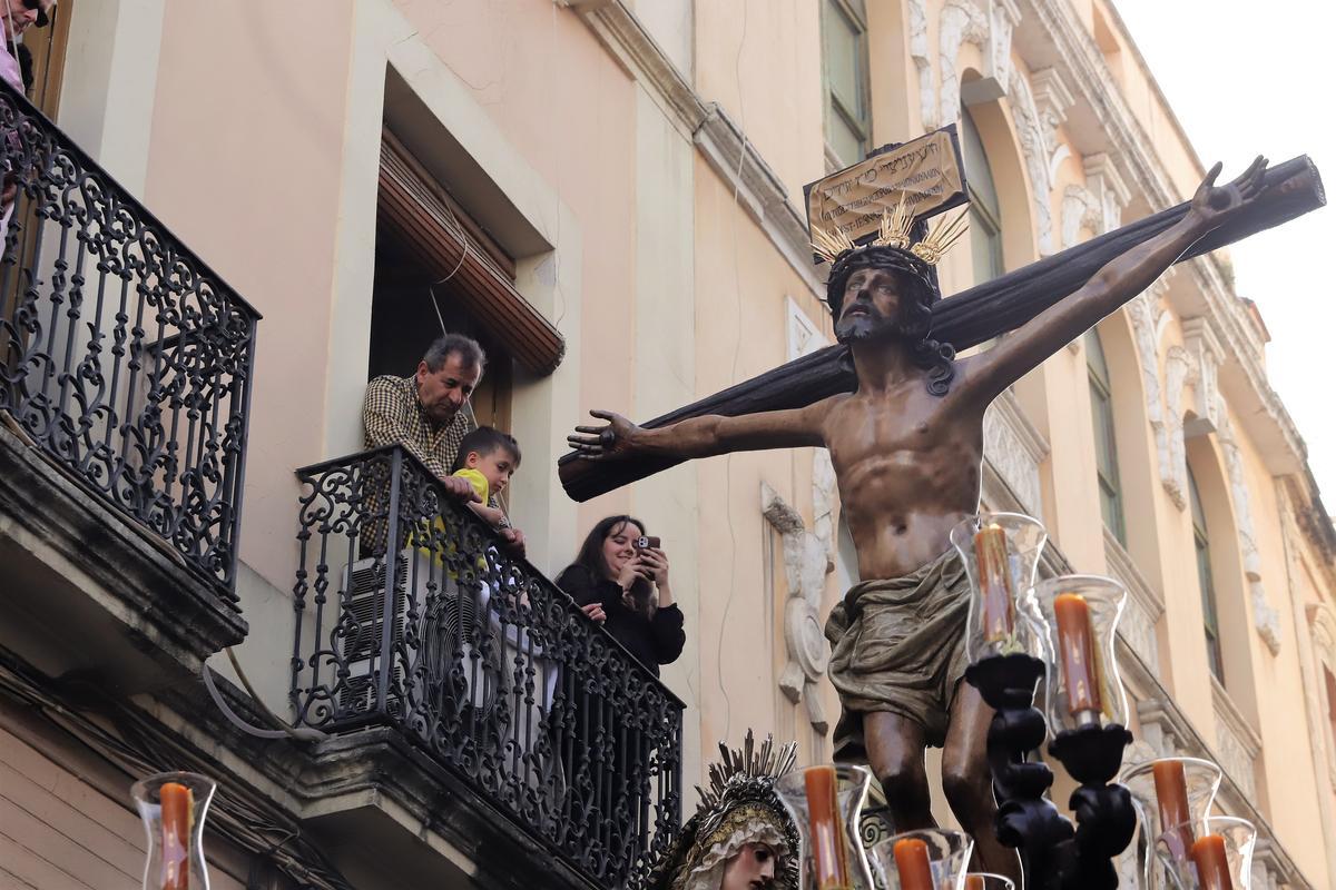 El Cristo de la Expiración se alza sobre Capitulares El Cristo de la Expiración se alza sobre Capitulares