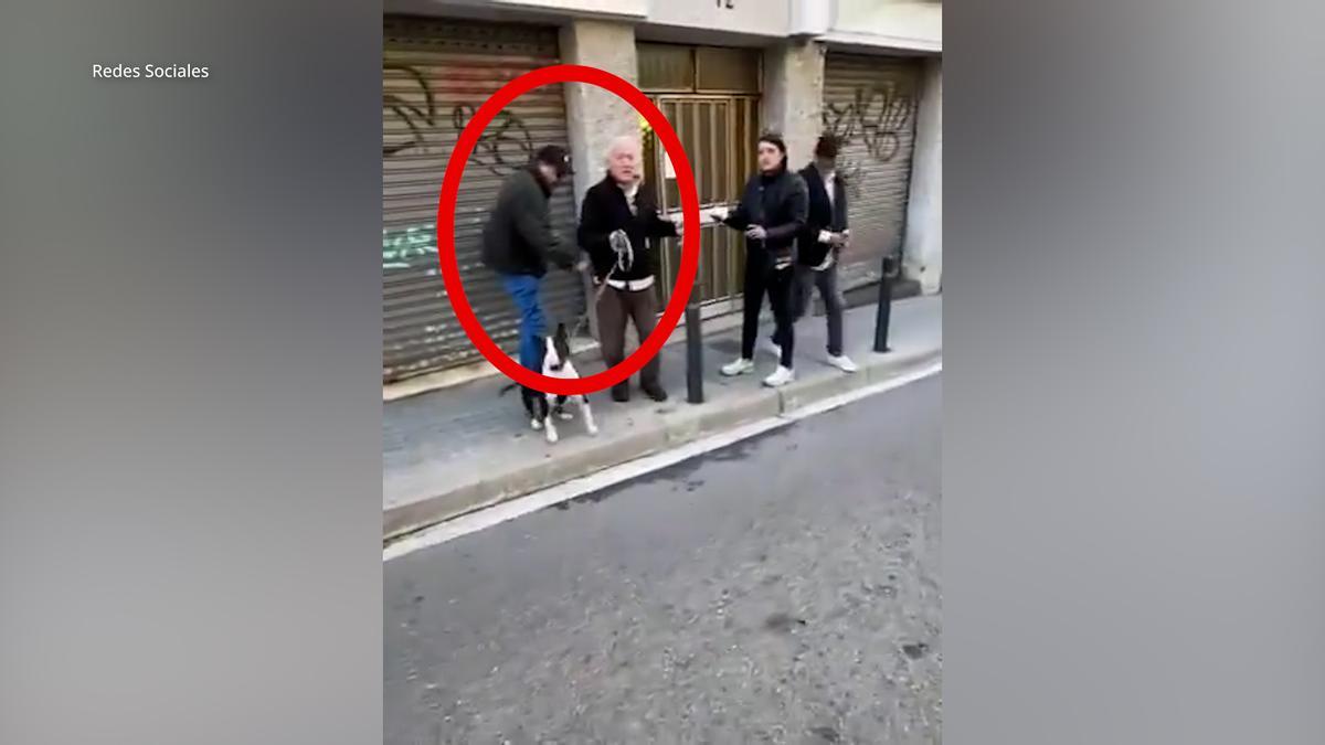 Un vecino de Barcelona impide el robo a un señor mediante el método de la paloma