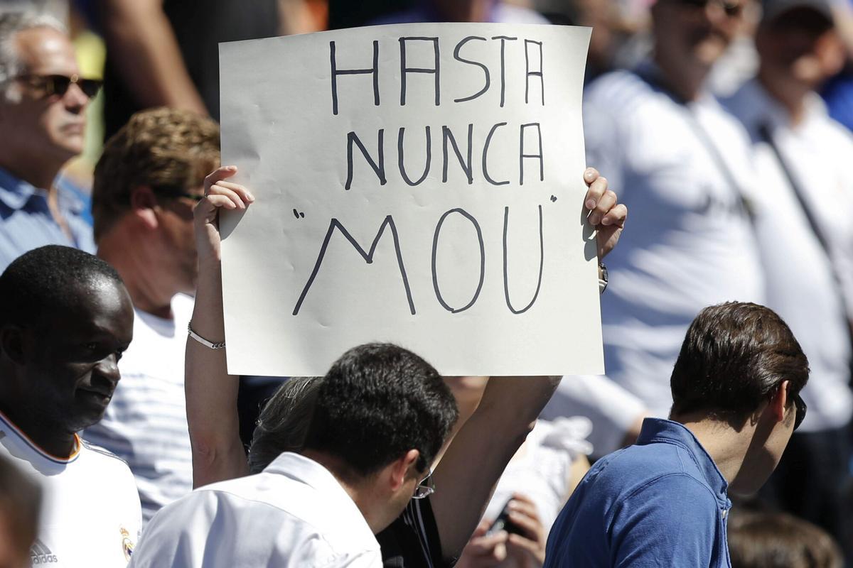 Varias personas sostienen pancartas de despedida del técnico portugués del Real Madrid, José Mourinho.