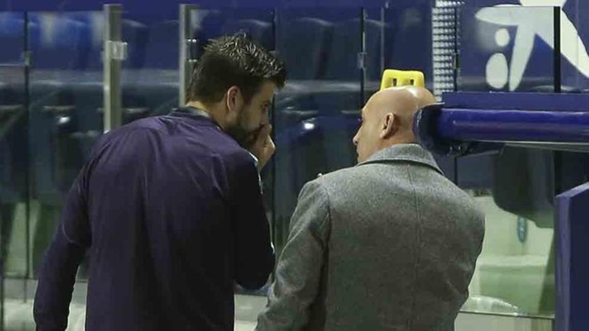 Piqué habla con Rubiales en València.