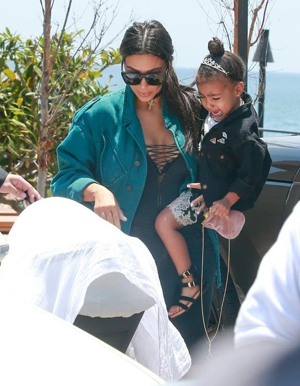 Kim Kardashian y sus niños han quedado para conocer a la niña de John Legend y Chrissy Teigen