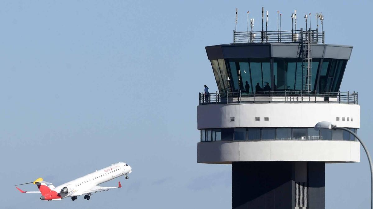 Torre de control del Aeropuerto de Castellón en una imagen de archivo.