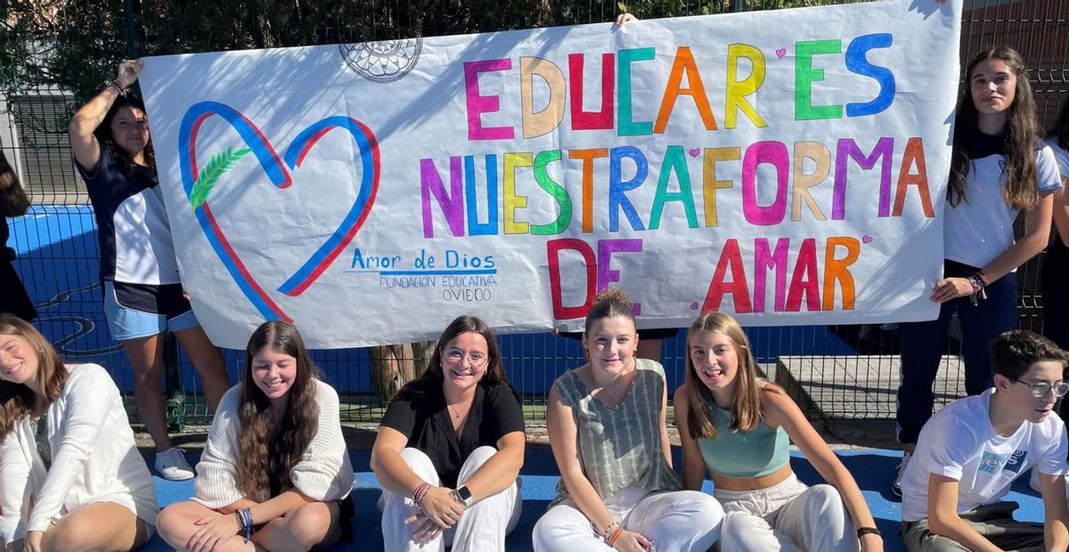 Dellos alumnos posen con una pancarta col lema del centru. | Semeyes cedíes a LNE 