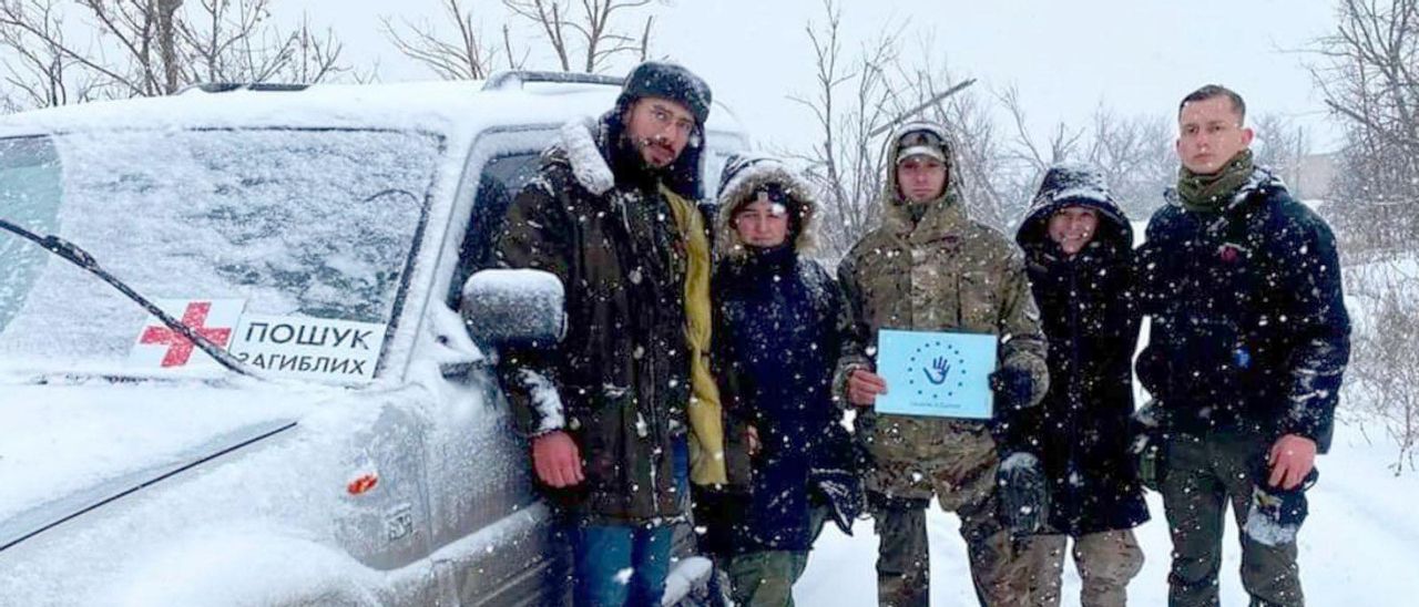 Entre la nieve, Loreto, Pablo y Paula, compañeros entregándole el “Jeep” a efectivos de los Black Tulips.