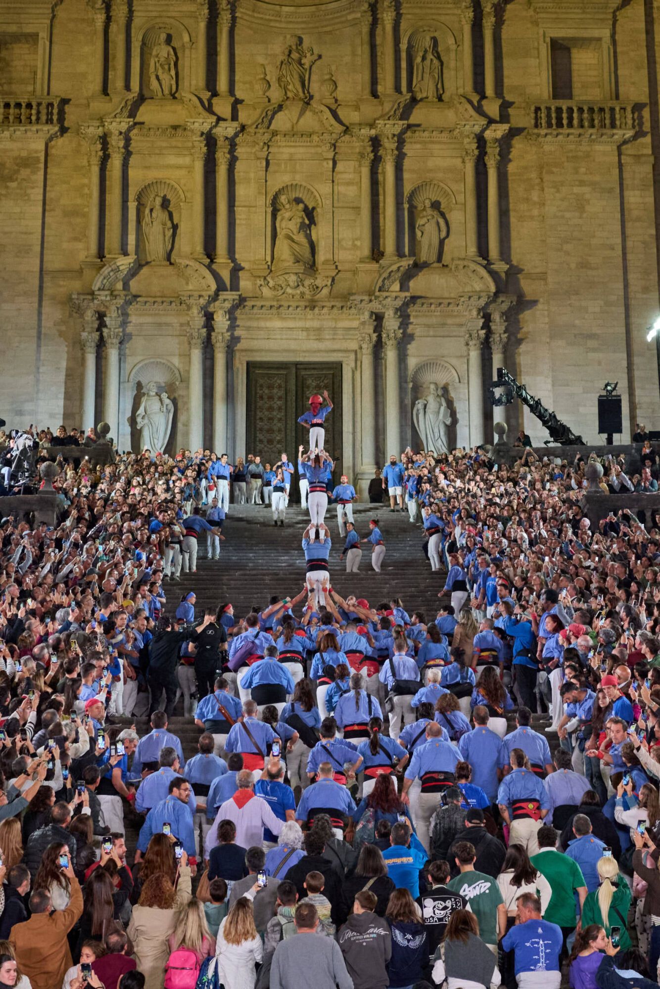 Les imatges de la pujada del pilar de 4 a les escales de la Catedral