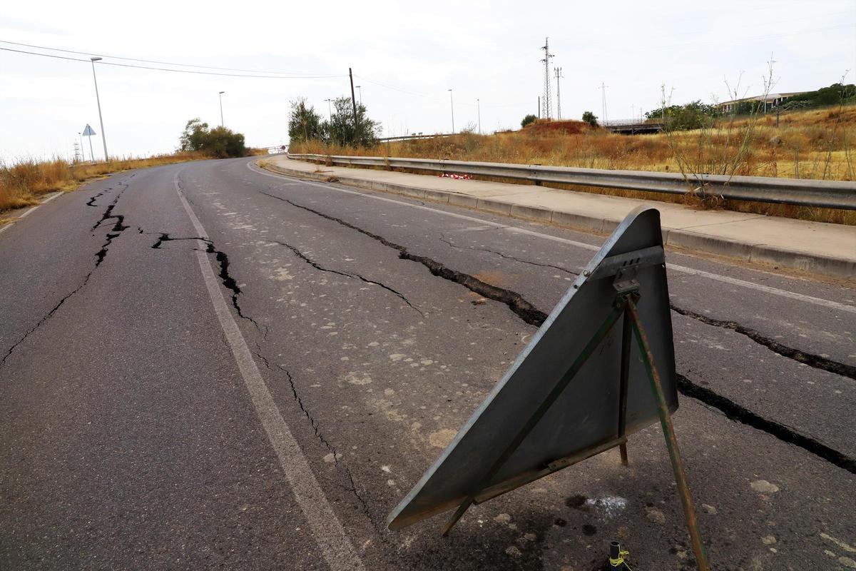 Grietas en la carretera de acceso al cementerio de la Fuensanta.