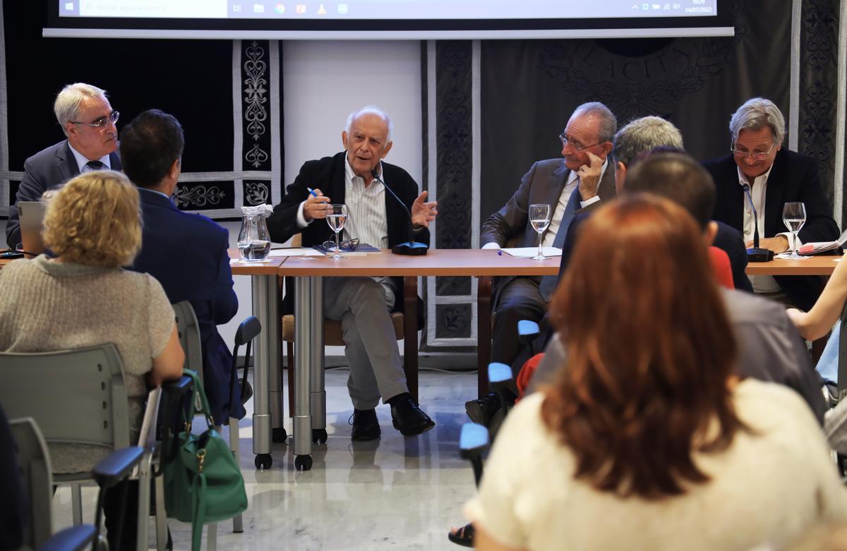 Un momento de la mesa redonda con De la Torre (en el centro), Seguí (a su izquierda) y Moreno Peralta (a la derecha).