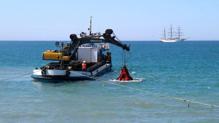 Imagen del barco durante los trabajos en la desembocadura de Jaboneros.