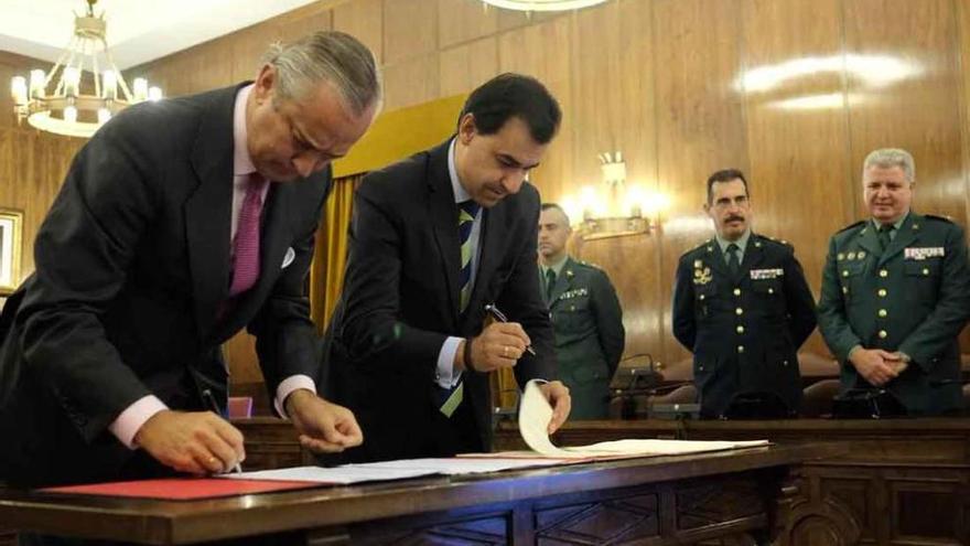 Fernández de Mesa (izquierda) y Martínez Maíllo, ayer durante la firma del convenio en la Diputación.