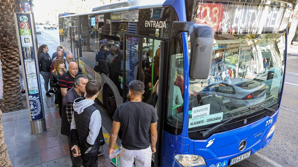 Un grupo de pasajeros trata de acceder a un autobús durante un día de huelga.