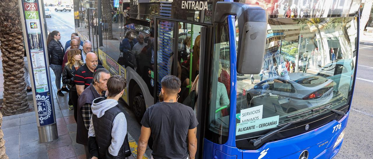 Un autobús urbano en Alicante.