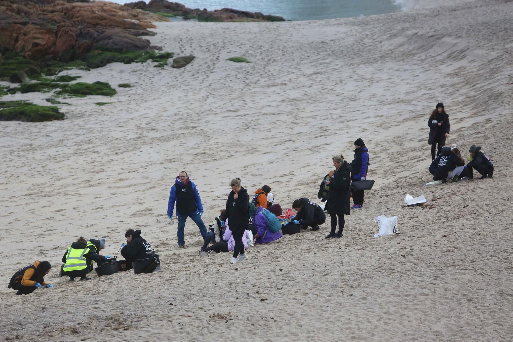 Decenas de voluntarios recogen residuos en la playa del Orzán con WE Sustainability