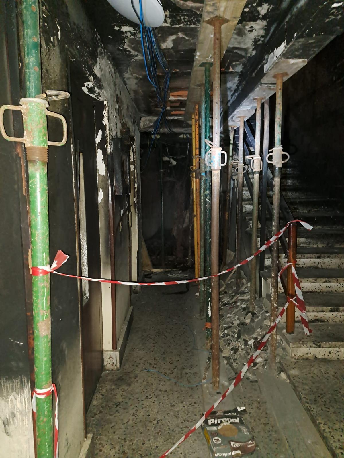 El interior del edificio tras el incendio.