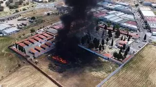 Un incendio junto al cementerio de Villanueva de Córdoba deja impactantes imágenes aéreas