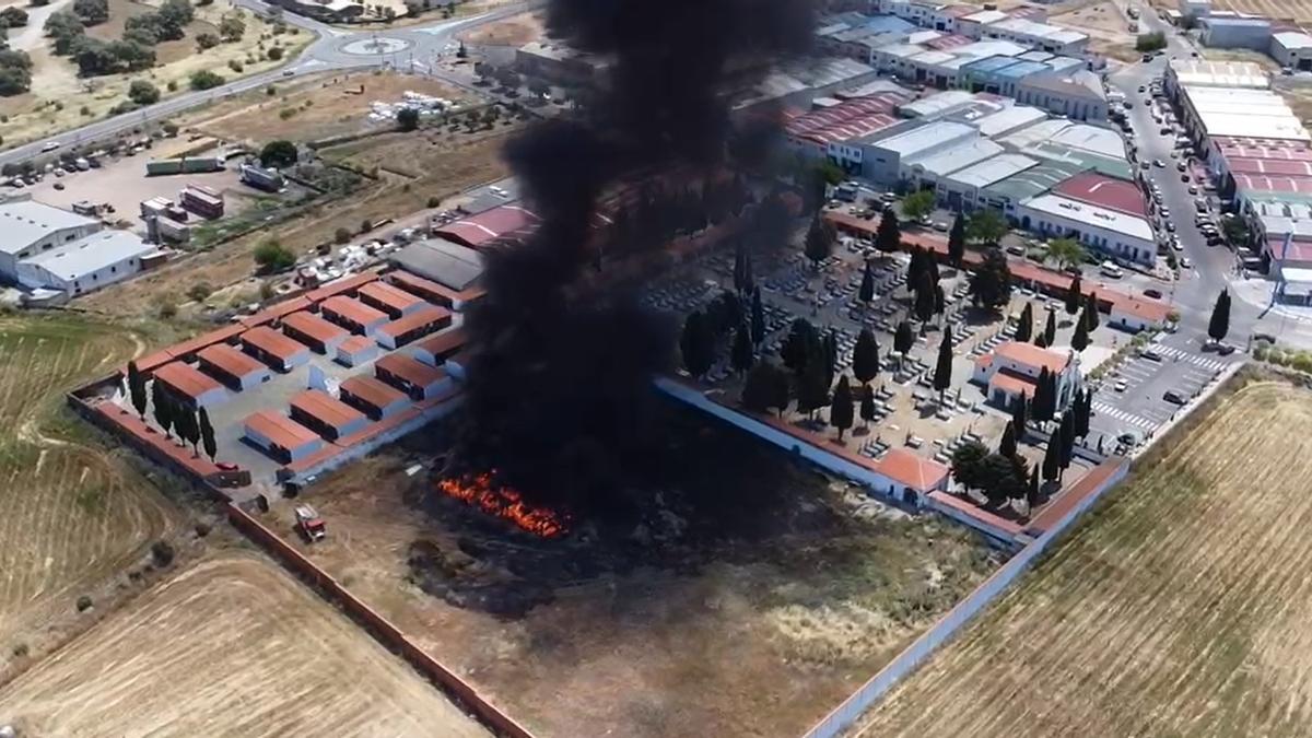 Un incendio junto al cementerio de Villanueva de Córdoba deja una impactante columna de humo