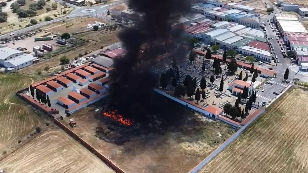 Un incendio junto al cementerio de Villanueva de Córdoba deja impactantes imágenes aéreas