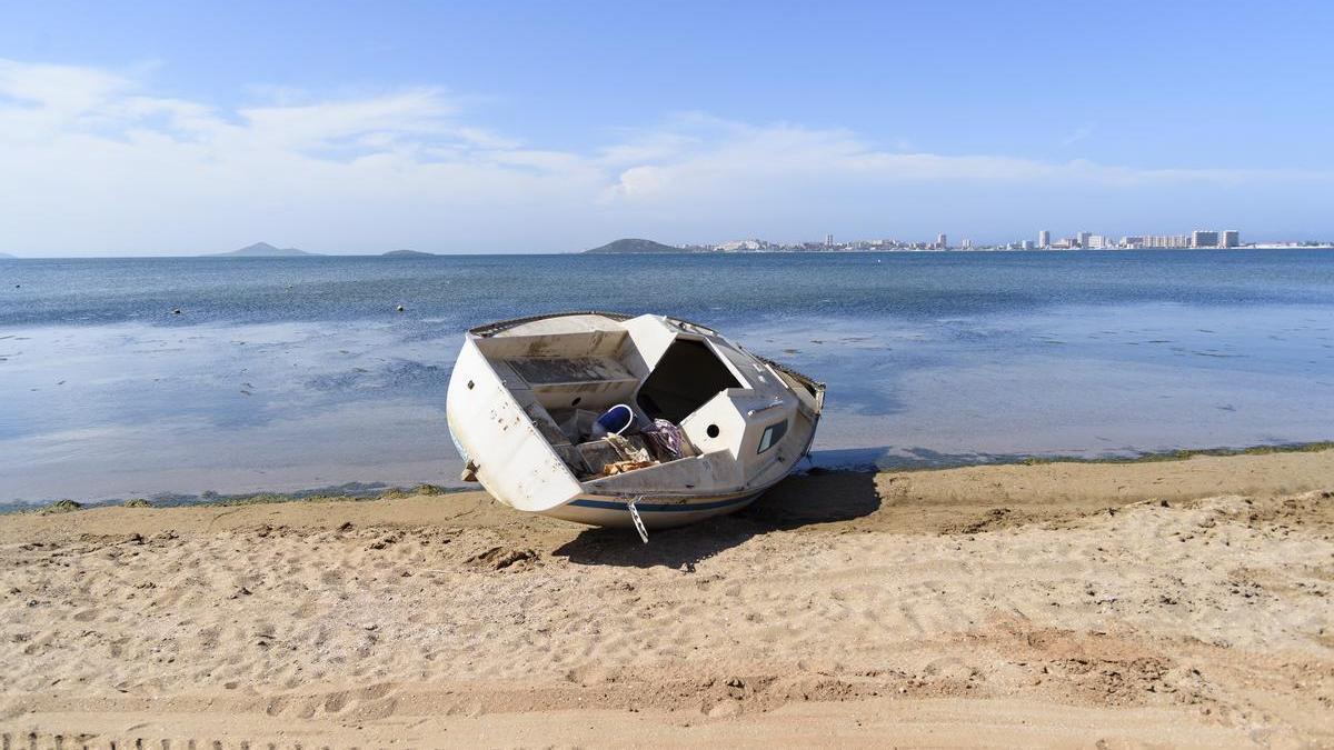 Un embarcación abandonada, a orillas del Mar Menor, en la playa Paraíso.