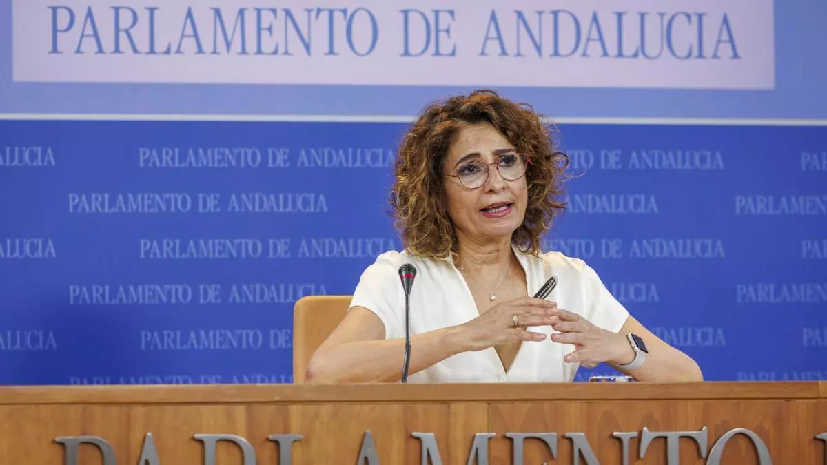 María Jesús Montero responde a UGT y rechaza una abstención para un gobierno de Juanma Moreno: "Ni por activa ni por pasiva"