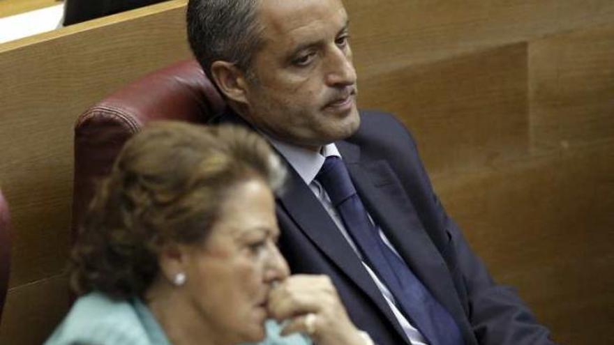 Rita Barberá, en primer término, junto al expresidente Camps, en las Cortes Valencianas.