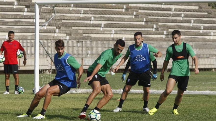 Primer entrenamiento del Córdoba con miras al estreno liguero ante el Cádiz